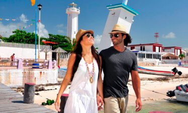 happy couple in Puerto Morelos